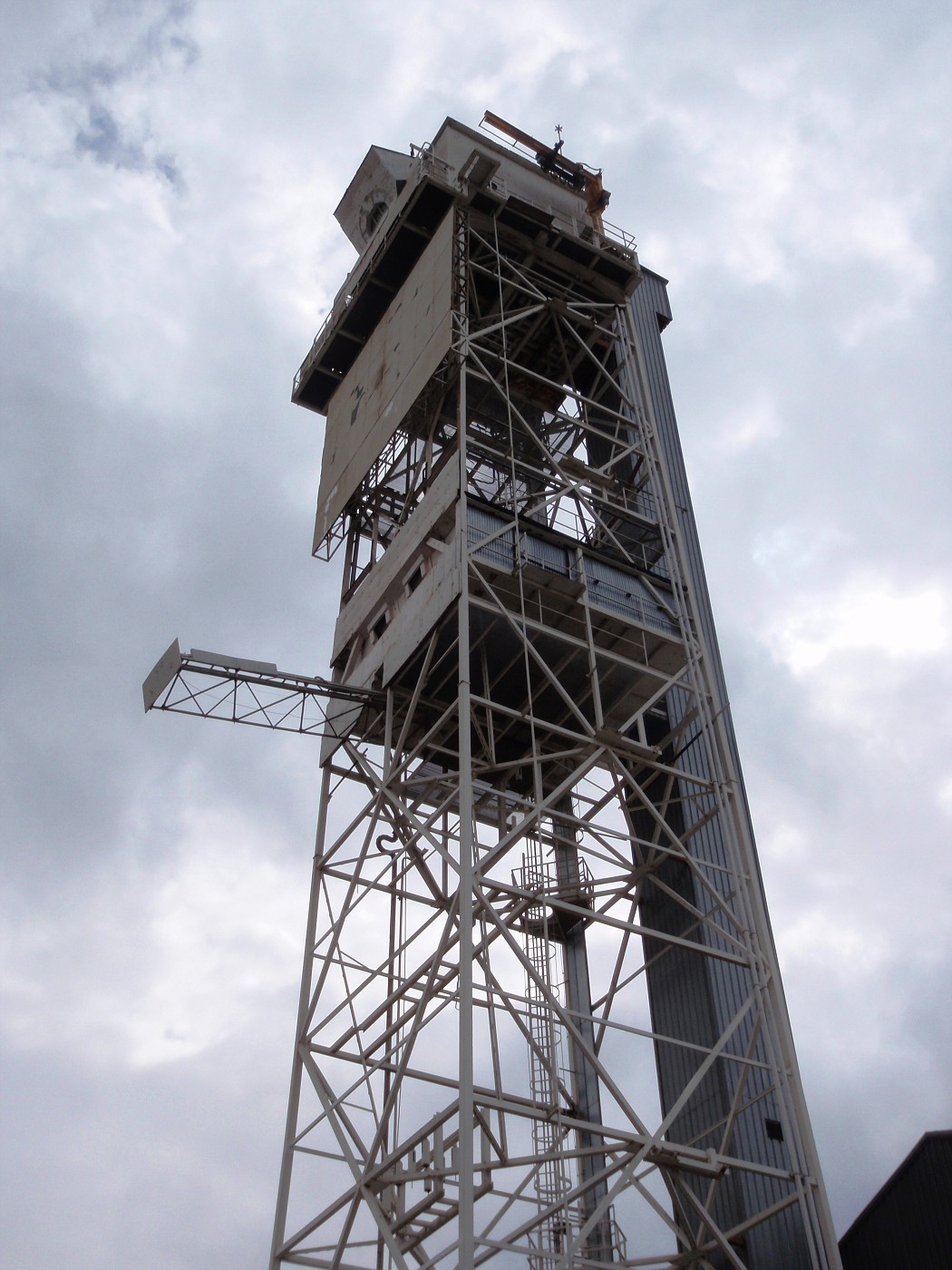 Solar receiving tower