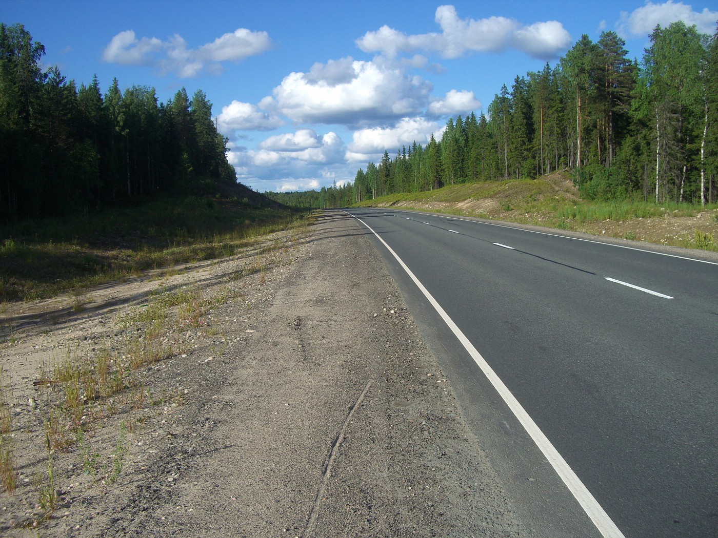 Nigelnagelneue Straße in Karelien