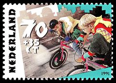 Kinderen fietsen