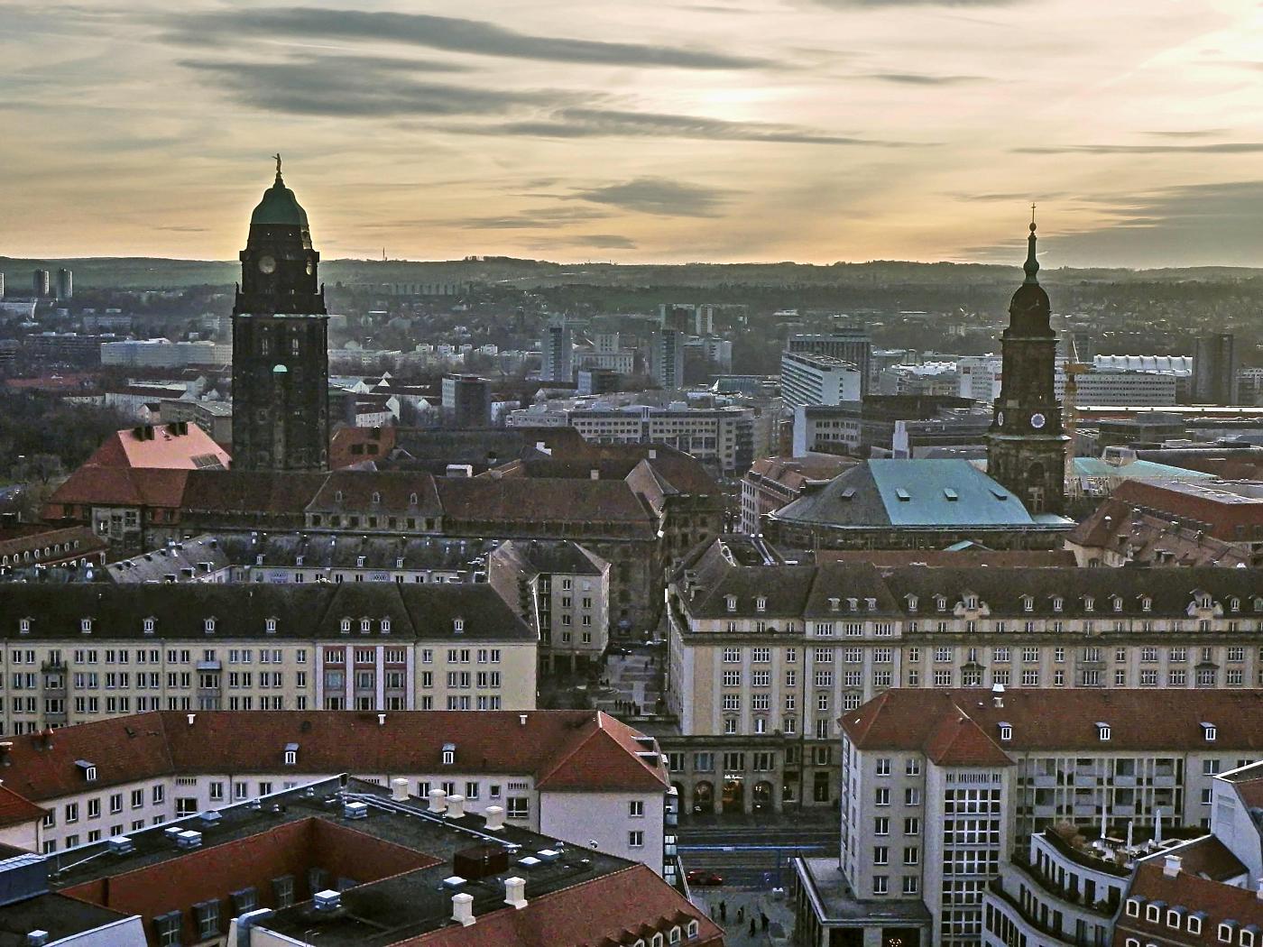 Blick von der Frauenkirche auf Rathausturm und Kreuzkirche